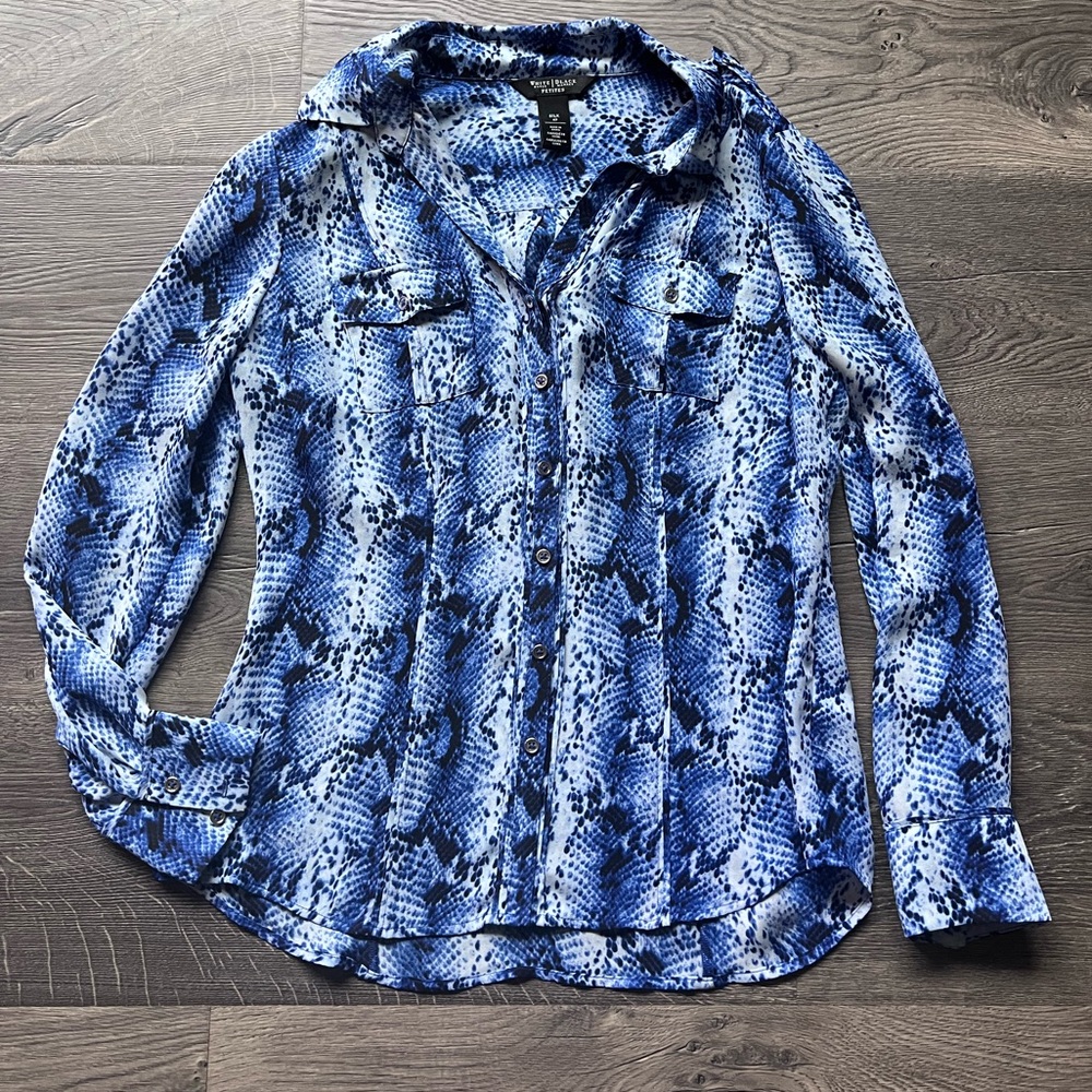 White House Black Market Silk Snake Print Top Blue 4P 4 Petite
